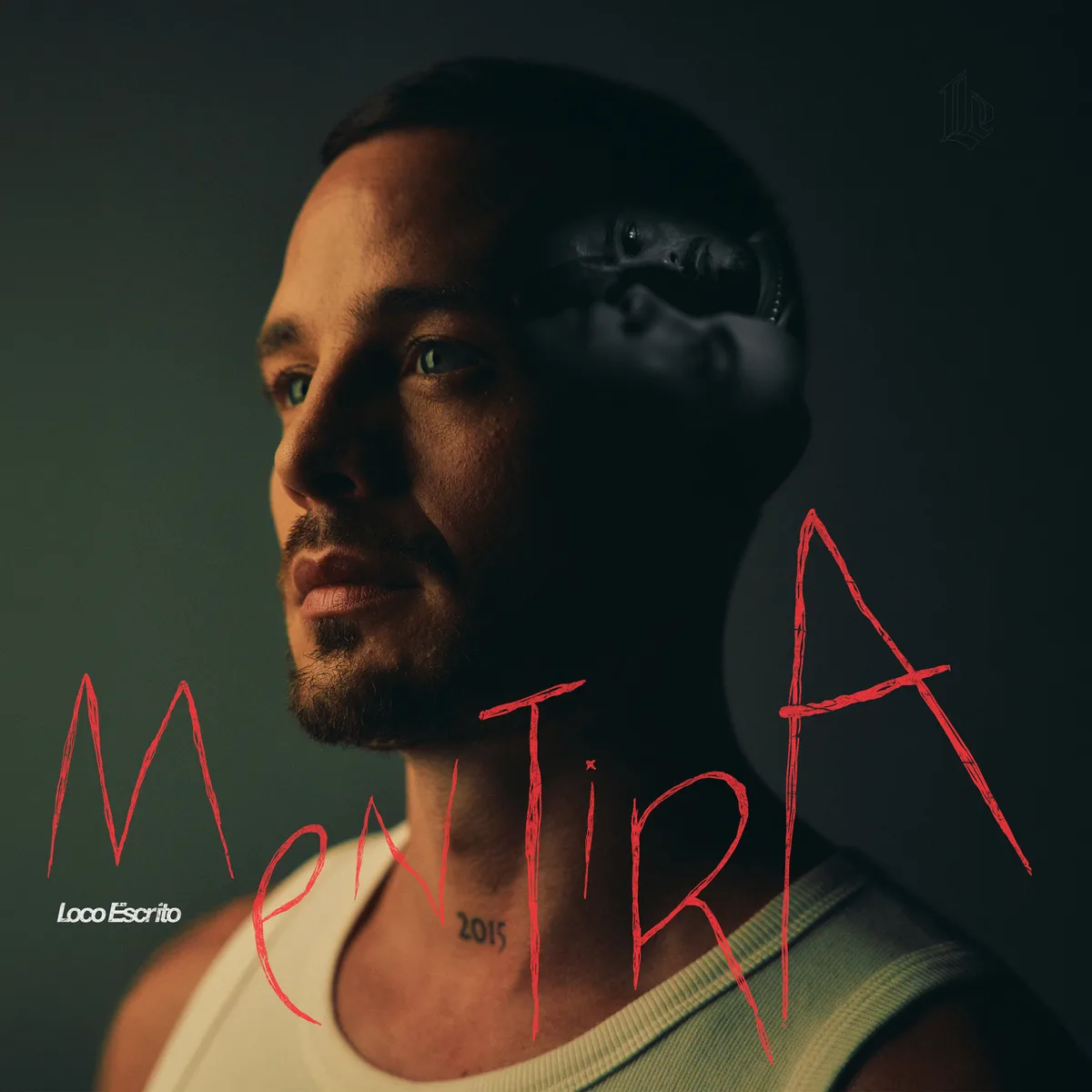 Der in Wetzikon aufgewachsene Sänger Loco Escrito veröffentlicht schon bald eine neue Single. Ein Mann blickt in die Ferne, der Hintergrund ist dunkel. Im Vordergrund sieht man den Schriftzug Mentira.